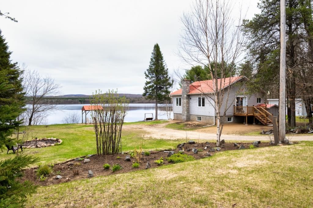 Chalet Nantel lakefront cottage exterior view