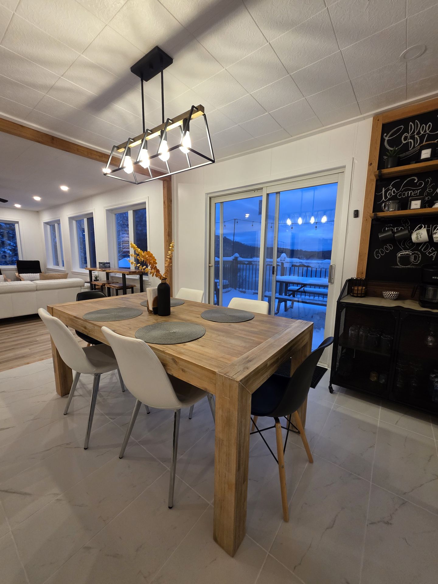 Chalet Nantel kitchen and dining area