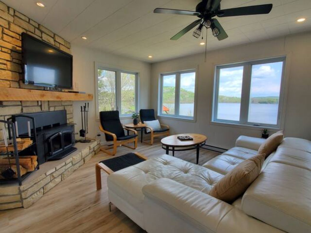 Chalet Nantel games room with pool table